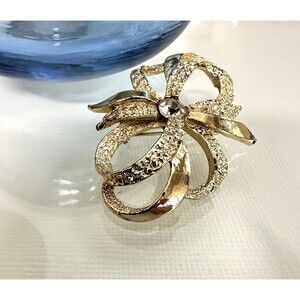 Gerrys Ribbon Rhinestone Bow Pin Brooch 2-1/4" Textured Gold Tone Center Vintage